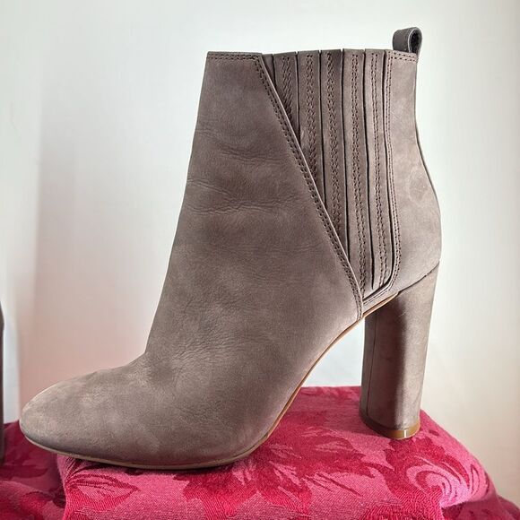 Vince Camuto Fateen Ankle Taupe Leather Booties 3 1/2” Heel Size 7 - Picture 5 of 16